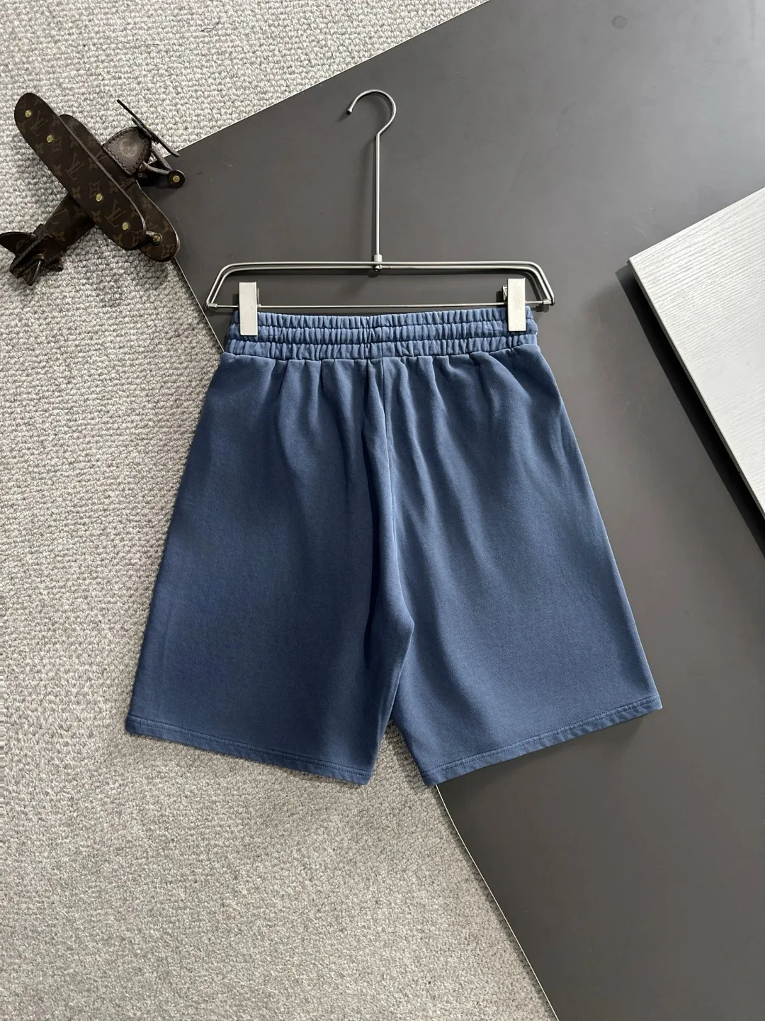 🅿️330 shipped next day, high-end goods, Stone Island 2025 spring and summer new elastic band casual heavy-duty washed loose shorts, made by imported machines from Italy, 1:1COPY with eyes closed. The hem of the trousers is hemmed with two needles, the stitching is fine and firm, and the custom-made fabrics are highly breathable and comfortable, with impeccable details. The brand element design concept reflects high quality. It feels delicate and soft! It presents a casual cut and the upper body shape is great! Size: S-XXL